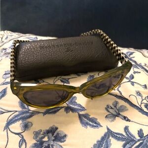 Stylish Green Sunglasses with Checkered Arms